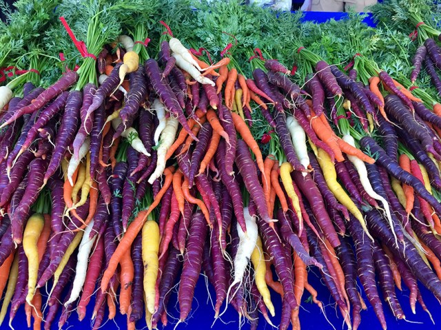farmersmarketcarrots11516