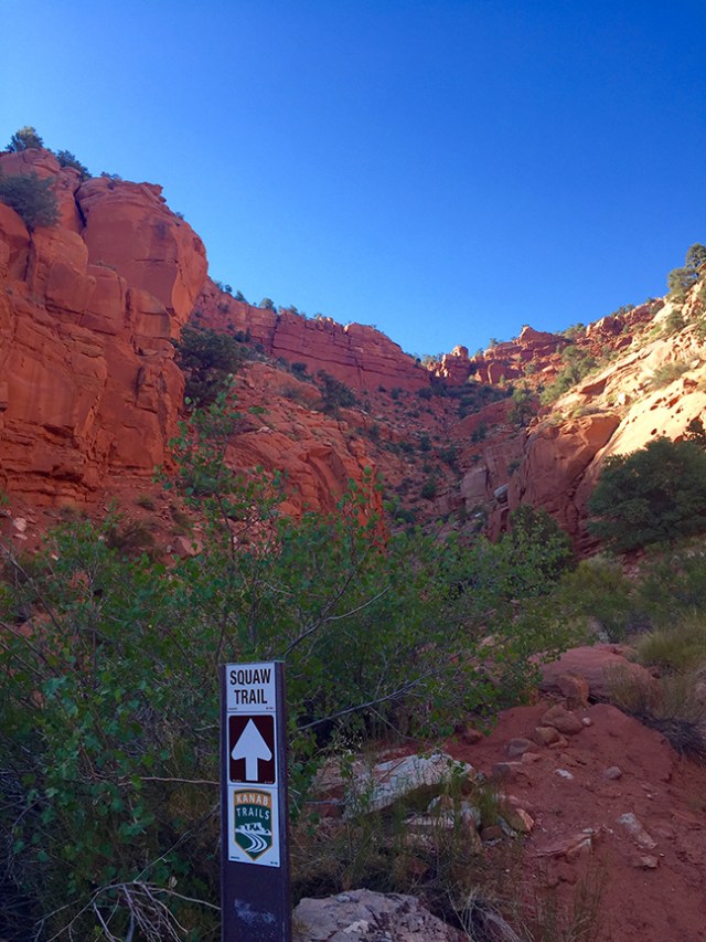 SquawTrailSignKanabRedRocks